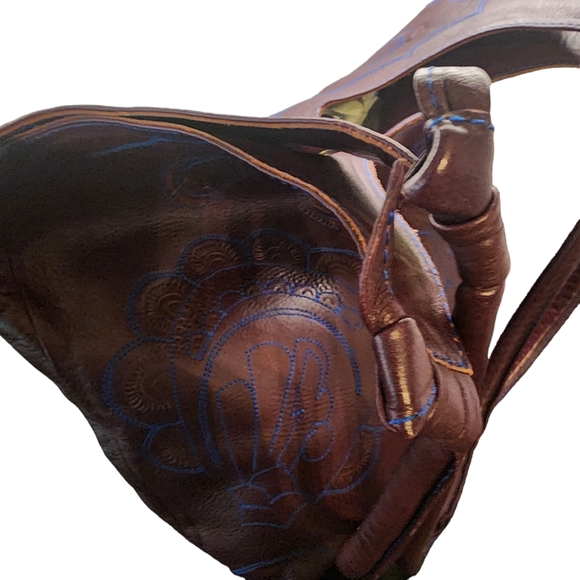 T. Salvidor Individually Handtooled Accent Thread Floral Leather Shoulder Bag - Picture 5 of 7